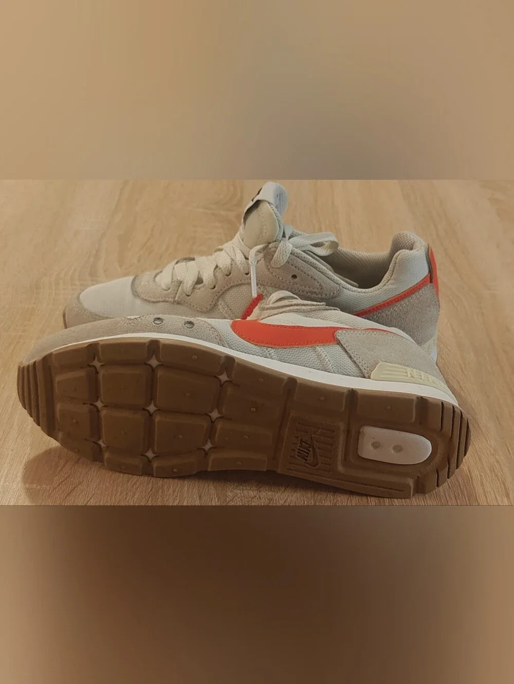 Nike Venture Runner Women’s 7.5 White Rush Orange Suede Retro Sneakers